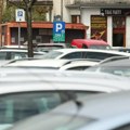 Bezobrazluk na vrhuncu: Bahati vozač na Vračaru polupao dva parkirana automobila i pobegao, ali je nešto zaboravio (video)