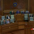 Poslanici Srpske liste učestvuju na sednici kosovskog parlamenta da ne bi izgubili mandate