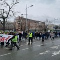 VIDEO: BMW-om pokušao kroz studentsku kolonu, pa peške pobegao