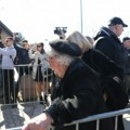 Sašina sestra jedva hoda Pridržavaju je da ne padne (foto/video)