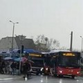 (Mapa) sudar autobusa na Autokomandi, kiša stvara haos! Ljudi nastavljaju put pešaka, a ovo su najkritičnije tačke (video)