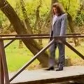 Najjeftinija pesma na estradi napisana u javnom toaletu Pevač postao hit zbog snimka, a onda je bolnim detaljima rasplakao…