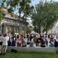 Skup ispred Gradske kuće u Nišu, studenti postavili video-bim i prate izborne rezultate