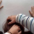 Užas u Surčinu: Pretio da će ubiti sina i ženu, pa mladića pretukao motkom