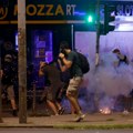 Jeziv prizor sa protesta na Novom Beogradu: Muškarac sa policijskom značkom oko pojasa šeta sa pištoljem u ruci VIDEO