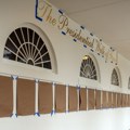 Kontroverzna galerija u Beloj kući: Tramp umesto portreta Bajdena postavio auto-olovku