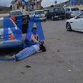 Žena vrišti, deca plaču i tresu se od straha: Ovo su detalji nasilničkog napada u centru Žabljaka - meštanin uspeo da savlada…