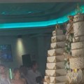 Tri zlatne torte od 12 sprarova: Vesna i Đole Đogani na luks svadbi: Violina svira, a na stolu prase