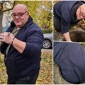 "Imamo zmiju u šahtu" Vladica do pasa glavom ušao u šaht da uhvati zmijče: Hladno mu je! Pogledajte neverovatnu akciju u…