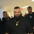 Jala i Buba sa hordom obezbeđenja napustili koncert: reperi užurbano izašli i odvezli se besnim mašinama