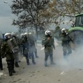 Grčka policija suzavcem rasterala blokadu poljoprivrednika Obračun sa organima reda bio je žestok