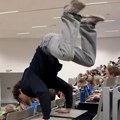 Младић (20) упао на Медицински факултет па у пуном амфитеатру извео стој на рукама: Студенти остали у шоку, а онда је уследила…
