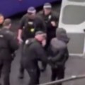 Ovo je muškarac koji je izveo napad u Londonu! Objavljen snimak njegovog hapšenja, ljude napao i prskao (video)