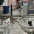 Iz kuće u "ambis": Radnici u Ulici Cvetanova ćuprija oštetili ulaze u dvorišta