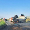 Užas kod Rume: Kamion buknuo u plamen, vozač živ izgoreo! Drugog sekli iz kabine, lekari mu se bore za život!