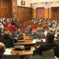 Poslanici opozicije pravili buku tokom izlaganja Đurđević Stamenkovski: Žustra rasprava o Zakonu roditelj-negovatelj