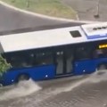 (Video) Gromovi cepaju nebo, ulice u Beogradu kao reke! RHMZ niže upozorenja, pljusak ne prestaje, opasnost od grada!
