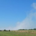 Iako je požar lokalizovan, ogroman, gust dim širi se iznad deponije u Ubu, zasipa se zemljom i peskom