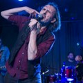 Goran Bare otpevao je dve hit pesme iz filma „Mi nismo anđeli“, ali pod pseudonimom