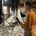 Slika muškarca posle zemljotresa u Maroku obišla svet: Istrčao na ulicu bos, ali s plejstejšnom u rukama
