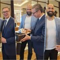 "Sa legendom srpske i makedonske košarke" Predsednik Srbije od Pere Antića dobio patike Srbija 1 na poklon! (foto, video)