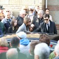 Ćerke i sin u crnini, Anita slomljena od bola: Potresne scene na sahrani Žarka Lauševića: Veliki broj ljudi došao da se…