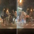 Huligani pretukli mladića pred majkom! Užas u komšiluku, opkolili ga i šutirali iz bizarnog razloga (video)