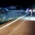 Pogledajte prvi snimak prevrnutog autobusa na autoputu kod Aleksinca: Prizor jeziv, srča na sve strane