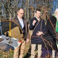 Oduvek u srcu nosim svoj rodni kraj: Tradicija i običaji se poštuju, prinčevi orezali vinovu lozu na Oplencu (foto)