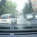 Ovo je za oduzimanje dozvole: Preticanje na pešačkom, u zoni škole u Beogradu, vozač „fijata“ napravio više prekršaja…