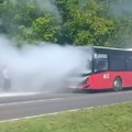 Zapalio se autobus na Julinom brdu: Putnici izleteli napolje, gust dim se diže u nebo (foto)