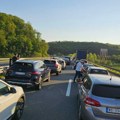Udes na auto-putu Miloš Veliki kod Ljiga: Vozač udario u saobraćajnu signalizaciju, na licu mesta Hitna pomoć