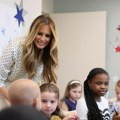 Melanija Tramp se obukla kao kraljica, ali bolje da je ćutala: Svi su zgroženi onim što je rekla deci koja boluju od teških…