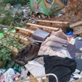 Ekološko ruglo u strogom centru Čačka: U dvorišu bilo nabacano svega kao da je deponija!