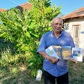 U kući od blata i ispod debele hladovine jabuke Velibor Jović piše najbolje priče i pesme