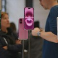 Dok u svetu vlada pomama za iPhone 17, Japanci masovno kupuju stariji model