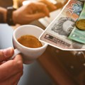 "Šta mogu da kupim u Srbiji ovim?" Stranac pokazao novčanicu, kad su je videli Srbi pohitali da mu odgovore!