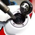 Treba li motociklisti da silaze sa motocikla prilikom točenja goriva?