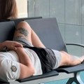Desingerica se izuo i zaspao na klupi: Snimili smo ga u nesvakidašnjem izdanju na aerodromu, ovako čeka let