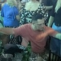 Gastoz i Atina Ferari na Šabačkom vašaru: On u transu sedi za stolom i pije, a pevačica u mrežastim čarapama skače kao da…