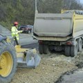 Gradnjom puteva povećavamo komfor života ljudi: Vlada ove godine u puteve prigradskih beogradskih opština uložila oko 2,5…