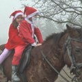 Najmlađi Deda Mraz na svetu je dečak iz Srbije: Miloš (6) na konju deli paketiće drugarima i ima samo jednu želju