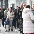 Kritično na severu Kosova: Majke sa decom čekaju u redovima, nema dinara za isplatu pomoći - "Od čega da kupimo mleko?"