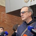 Skup podrške profesoru i novinaru Dinku Gruhonjiću u Novom Sadu: Okupljeni protiv uvreda i pretnji (VIDEO)