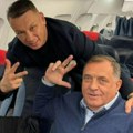Dodik otputovao U Rusiju: Isplivala fotografija iz aviona, ponosno podigao tri prsta (foto)