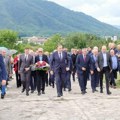 Poklonili se senima stradalih: U Bratuncu položeni venci i cveće na spomenik stradalim Srbima u Podrinju (foto)