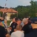 Potpuni haos! Policija hapsi aktivistu koji se bori protiv litijuma, narod ustao na noge (video)