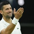 Đoković pokazao kakav je čovek: Novak se zahvalio čuvenom fudbaleru, pa mu uručio pokolon (foto)