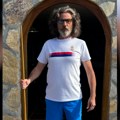 "Za najvećeg": Ovako Gagi Jovanović bodri Đokovića da uzme zlato: Obukao majicu sa srpskom zastavom, u ruci drži štap i…