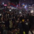 Zaglušujuća buka ispred RTS! Deo radnika uz studente, okupljeni skandirali: „Čiji je RTS“ (video)